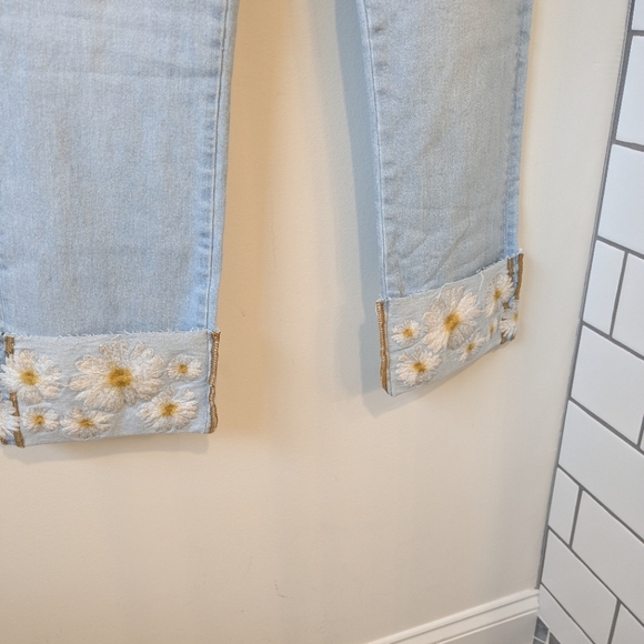 DRIFTWOOD Colette Light Wash Daisy Flower Cuff Jeans Size 12 Inseam 27" - Picture 3 of 9
